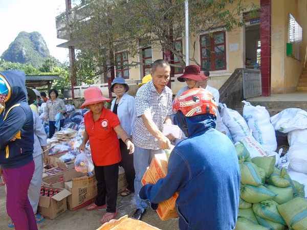 Lam gi de tranh ngo doc thuc pham trong mua mua lu?