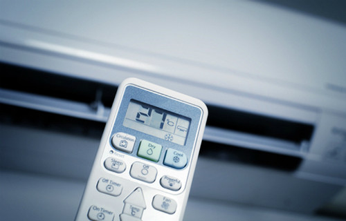 Không để nhiệt độ điều hòa trong phòng quá thấp; không để gió quạt thổi trực tiếp gần vào người.