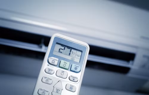 Không để nhiệt độ điều hòa trong phòng quá thấp; không để gió quạt thổi trực tiếp gần vào người.