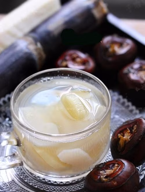 Nếu lưỡi của bạn đỏ tấy, họng đau rát, miệng hay khô, táo bón hay say rượu thì mã thầy là loại quả đầu tiên bạn nên nghĩ đến. Bạn cần gọt sạch vỏ nếu muốn ăn sống quả này, đồng thời còn có thể ép củ mãu thấy, lấy nước uống giải khát, vô cùng có lợi.