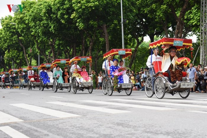 Đám rước dâu theo phong cách Hà Nội xưa được tái hiện với sự tham gia của NSƯT Minh Vượng, NSND Minh Hòa, NSƯT Thu Hà, NSƯT Công Lý...