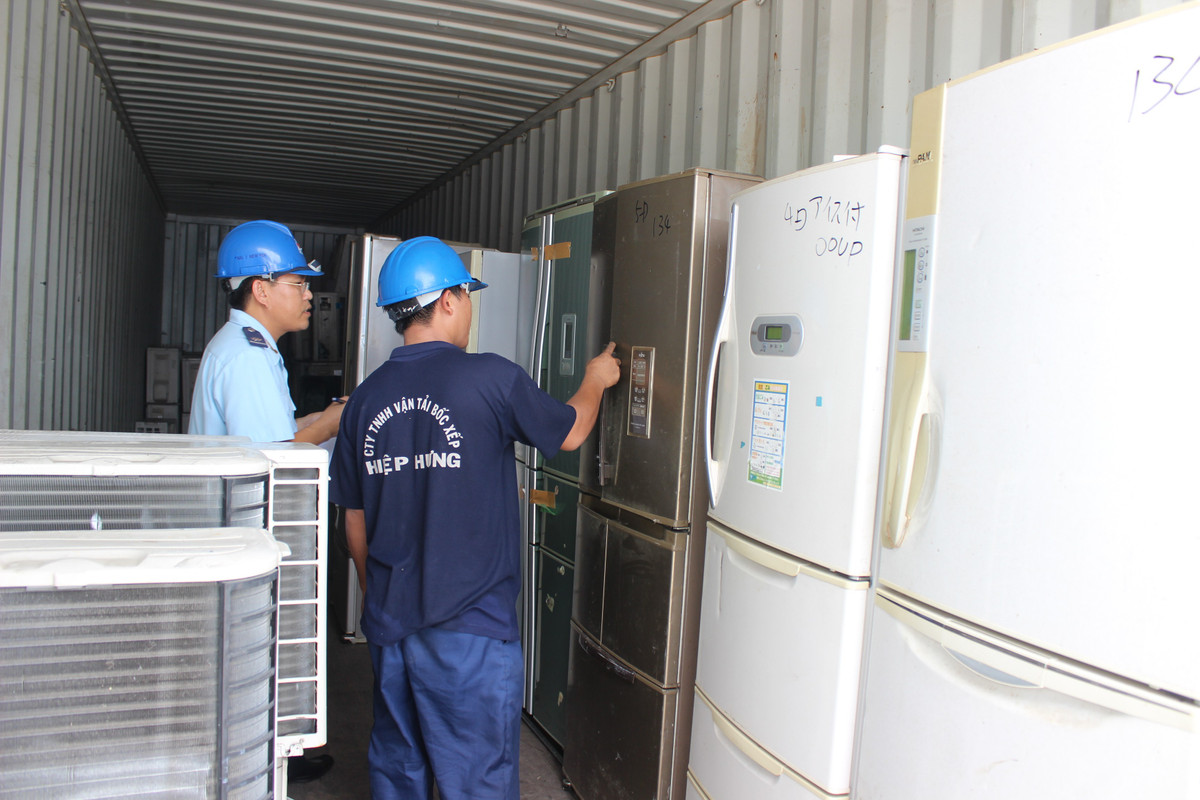 Trong đó, có không ít là hàng đã qua sử dụng, thuộc danh mục cấm nhập khẩu.