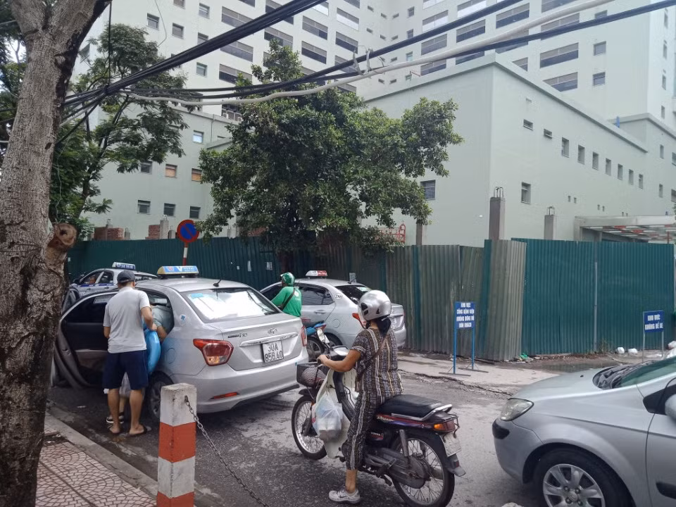 Dừng đón trả khách gây lộn xộn