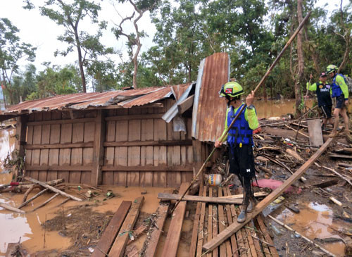 Các thành viên của đội giải cứu Thái Lan tìm người mất tích trong các bãi nổi ở bản May, huyện Sanamxay, tỉnh Attapeu (Lào). Ảnh: Quang Hiếu.