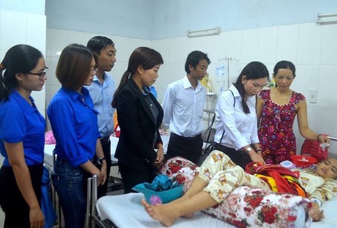 Cán bộ Tỉnh đoàn đến thăm nạn nhân.