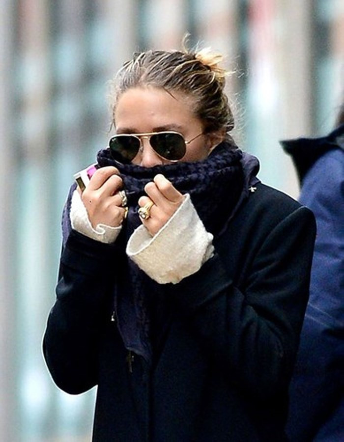 Chiếc nhẫn đính hôn vintage của nhà thiết kế Mary-Kate Olsen được rất nhiều người chú ý bởi thiết kế độc đáo, khác lạ. Nhẫn đính kim cương 4 carat của Cartier bao quanh bởi 16 viên sapphire và có tạo hình như một bông hoa đáng hé nở.