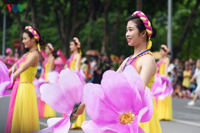 Lễ hội đường phố “Tinh hoa Hà Nội - Hội tụ và tỏa sáng” góp phần tạo không khi vui tươi, phấn khởi trong các tầng lớp nhân dân Thủ đô và du khách đến Hà Nội...