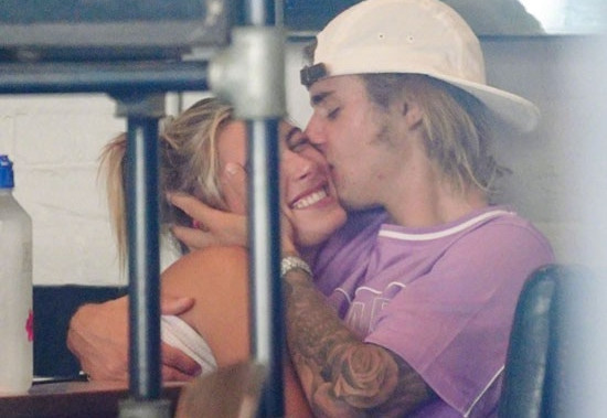 Justin Bieber hôn Hailey Baldwin nồng nhiệt.