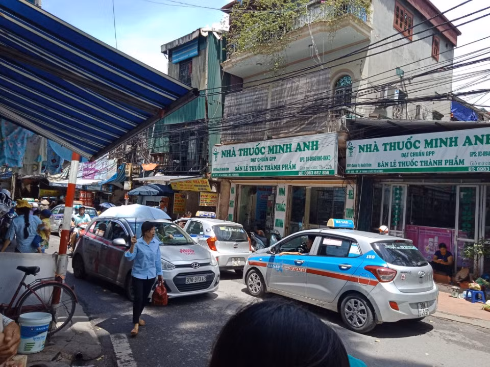 Taxi hoạt động trước viện Nhi