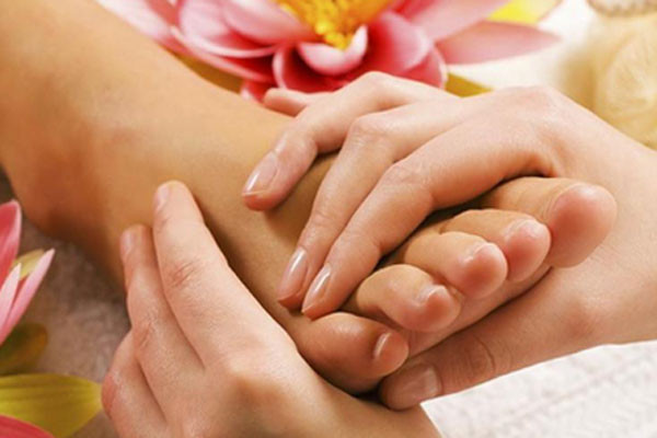 Thường xuyên massage mỗi lần từ 3 – 5 phút để giúp các cơ xương khớp, mạch máu ở lòng bàn chân để lưu thông và duy trì sự linh hoạt, mềm dẻo.