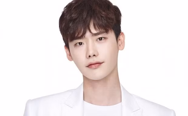 Chiều cao vượt trội, đôi mắt híp cùng bờ môi trái tim quyến rũ đến nao lòng làm “tan chảy” bao trái tim.