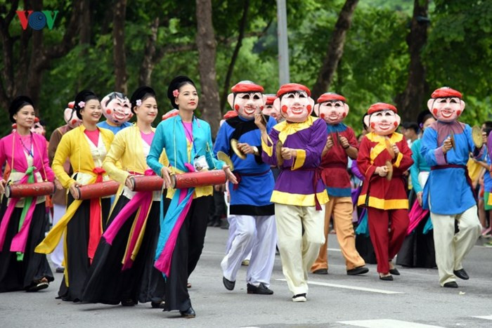 ...và diễu hành trên các đường, phố xung quanh bờ hồ Hoàn Kiếm, khu vực quảng trường tượng đài Lý Thái Tổ, đền Bà Kiệu, Quảng trường Đông Kinh Nghĩa Thục, trước cửa Nhà hàng Lục Thủy, ngã tư Bà Triệu - Hàng Khay, ngã tư Hàng Bài - Tràng Tiền. 