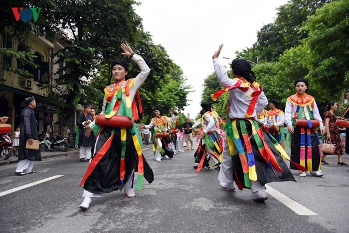 Điệu múa "con đĩ đánh bồng" của các chàng trai làng Triều Khúc (Hà Nội) thu hút đông đảo người dân bởi sự độc đáo, duyên dáng.