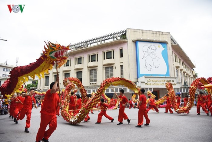 Sáng nay (29/7), hàng ngàn người dân đã đổ về khu vực Hồ Gươm để tham gia và chiêm ngưỡng Lễ hội đường phố lớn nhất Thủ đô, nhân kỷ niệm 10 năm Hà Nội điều chỉnh địa giới hành chính. 