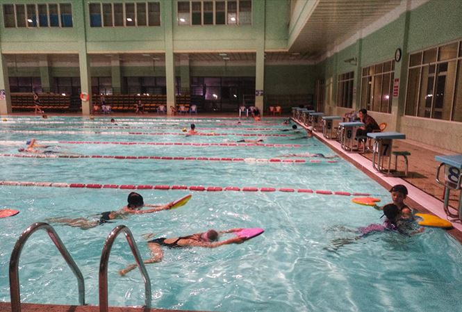 Bể bơi Trung tâm quận Ba Đình nồng nặc mùi Clo. Ảnh: Bảo An