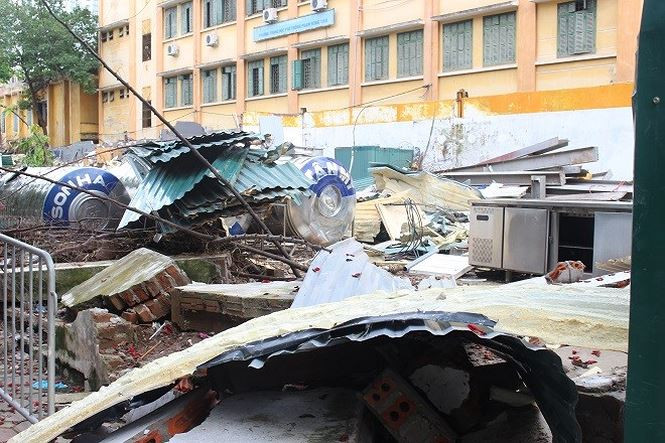 Gạch, vữa, vật liệu xây dựng và đồ dùng của các cơ sở kinh doanh vẫn "yên vị" sau khi bị cưỡng chế.