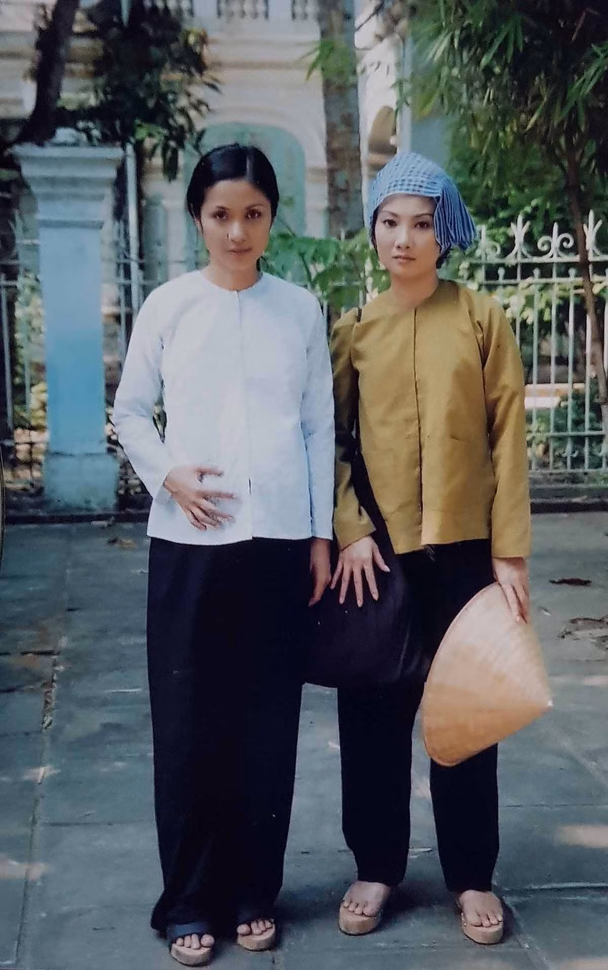 Việt Trinh và Mỹ Uyên trong phim đóng chung với cố nghệ sĩ Thanh Hoàng.