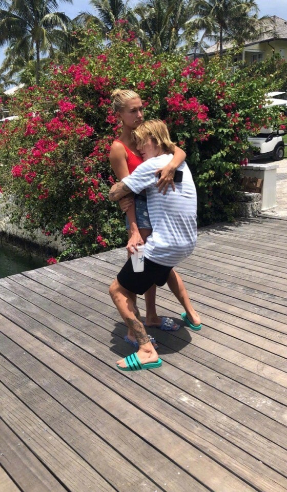Nam ca sĩ Justin Bieber khiến nhiều người hâm mộ phải phì cười vì kiểu ôm bạn gái có phần thái quá của mình. Không chỉ dừng lại ở đó, Justin Bieber còn khiến không ít fans phì cười với tư thế ôm bạn gái có phần thái quá và kỳ quặc của mình. Nam ca sĩ lắm tài nhiều tật như đang ngồi xổm, úp mặt vào vòng 1 của người đẹp Hailey Balwin rồi vòng tay ôm cô như kiểu con ôm mẹ.