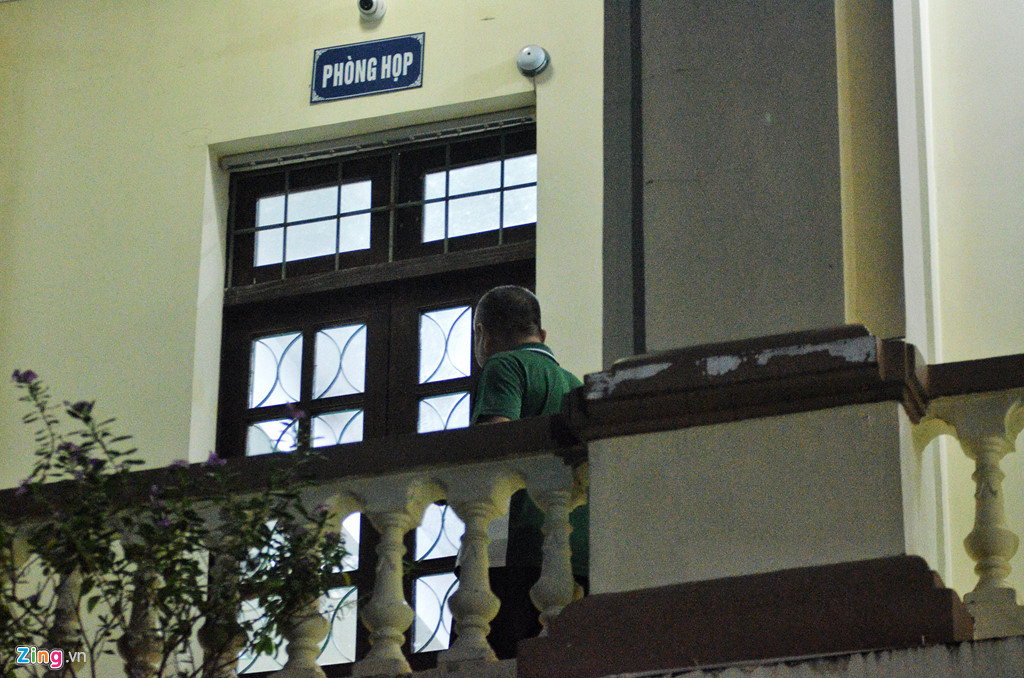 Bộ GD&ĐT làm việc với Sở GD&ĐT Hà Giang về vụ điểm thi cao bất thường đến 23h ngày 14/7. Khoảng19h, lực lượng an ninh địa phương được tăng cường đến Sở GD&ĐT Hà Giang để bảo vệ an toàn cho công tác rà soát. Sau đó, đồ ăn cũng được đưa vào khu vực diễn ra cuộc họp. Ảnh: Quang Anh.