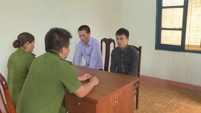 Hai đối tượng Vảng và Gia tại cơ quan công an.