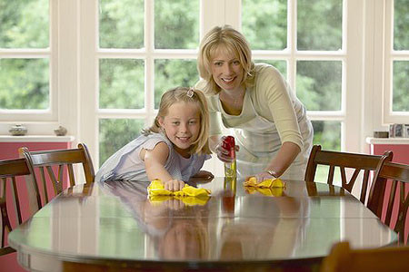 Thường xuyên lau sạch các bề mặt, vật dụng tiếp xúc hằng ngày, tay nắm cửa, tay vịn cầu thang, mặt bàn/ghế, sàn nhà, đồ chơi trẻ em, dụng cụ học tập… bằng xà phòng hoặc các chất tẩy rửa thông thường.