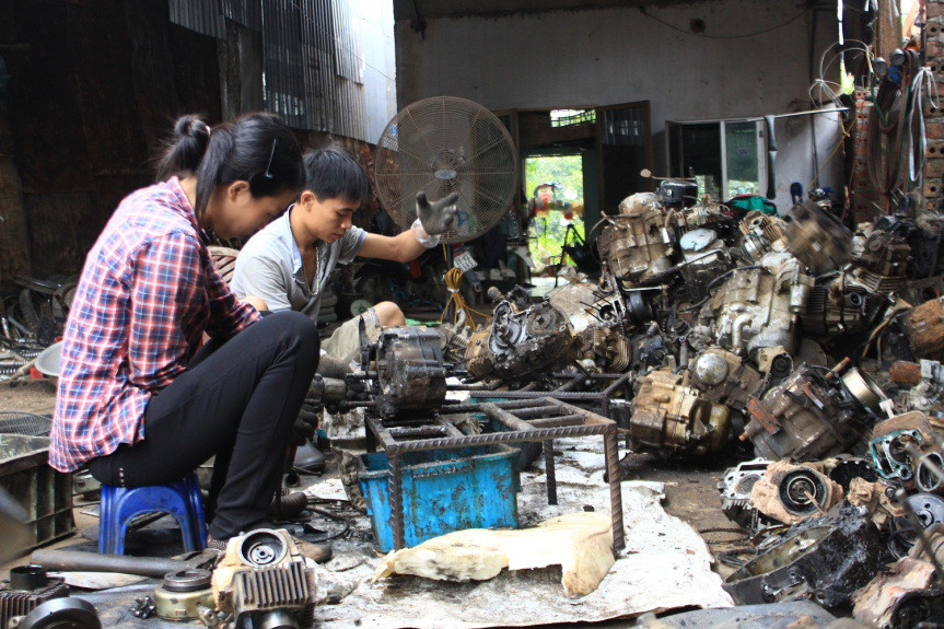 Chủ “bãi” tân trang lại, thay thế phụ tùng rồi đem bán với giá gấp rưỡi, gấp đôi thậm chí gấp ba giá họ mua vào. Những xe nào “nát” quá thì sẽ được đem “mổ” để lấy phụ tùng. Ảnh: sinhvienctv.