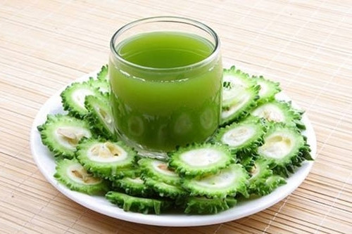  Mướp đắng Mướp đắng hay còn có tên gọi là khổ qua, giàu vitamin và khoáng chất có tác dụng thanh giải nhiệt, minh mục giải độc. Mướp đắng dùng trong các trường hợp nhiệt miệng, sốt nóng mất nước, hội chứng lỵ, viêm cấp tính đường tiết niệu, sỏi đường tiết niệu, mụn nhọt, bệnh tiểu đường.