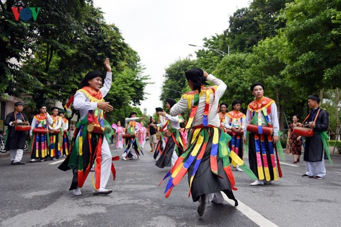 Trong bộ quần áo mớ ba mớ bẩy, cộng với hóa trang má phấn môi son, mắt lá răm, khăn mỏ quạ, các “cô gái” vừa nhún nhảy vừa vỗ trống Bồng đeo trước bụng một cách nhí nhảnh, ngộ nghĩnh.