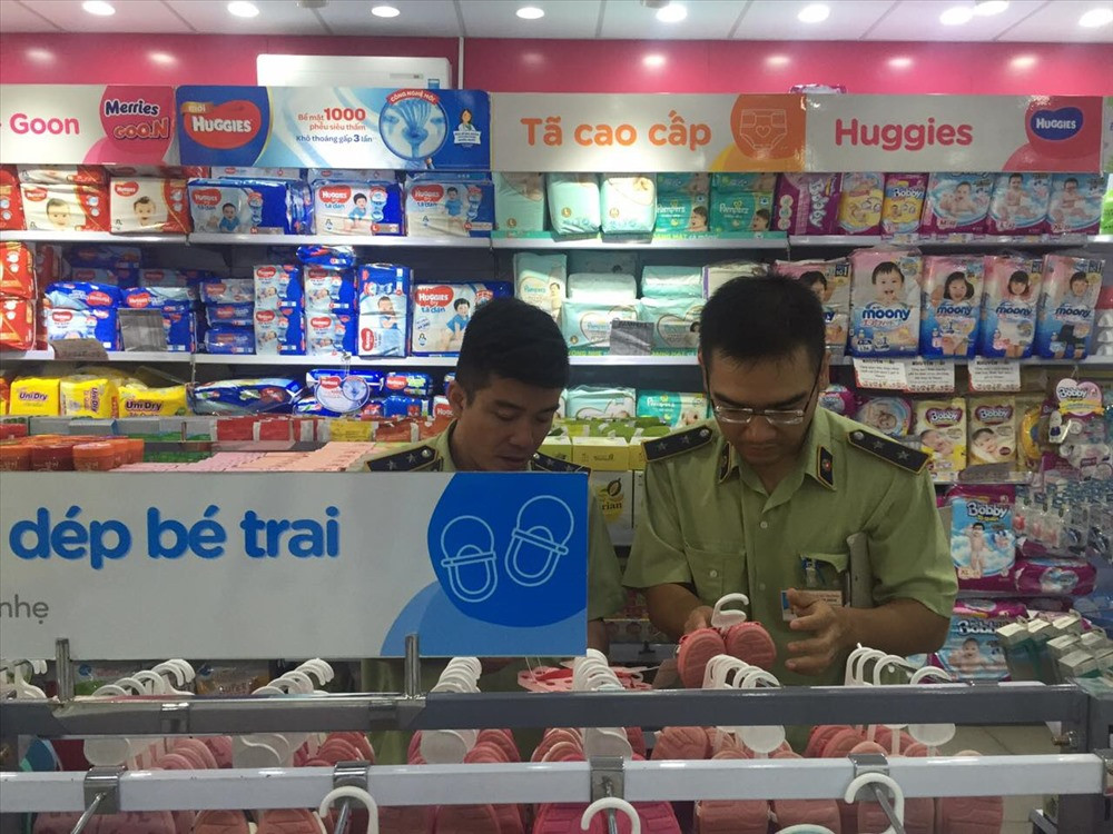 Lực lượng QLTT kiểm tra cửa hàng kinh doanh của Con Cưng chiều 22.7