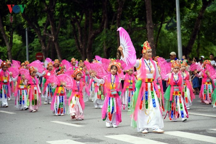 Lễ hội đường phố Hà Nội là hoạt động văn hóa đa sắc màu, hấp dẫn, ấn tượng và có tính nghệ thuật cao, phản ánh nét vãn hóa truyền thống đặc trưng của từng địa phương trong bức tranh văn hóa tổng thể của Thủ đô ngàn năm văn hiến.