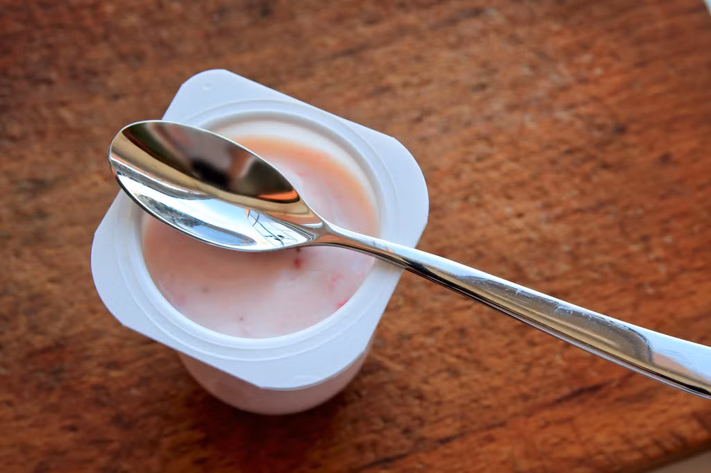  Sữa chua ít béo Nhiều loại sữa chua ít béo đóng hộp thực chất có rất ít calo nhưng lại nhiều đường và các hóa chất khác, nhất là loại có vị. Thay vào đó, bạn có thể chọn sữa chua Hy Lạp không đường để no lâu hơn. Ảnh: Baltimore Sun.