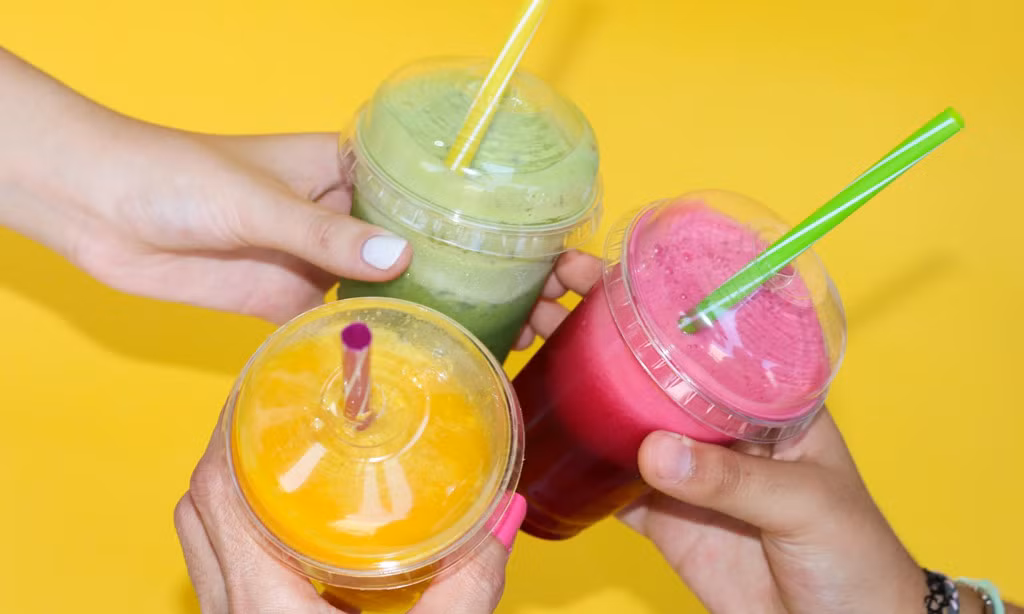 Nước hoa quả Nước hoa quả không thích hợp làm món chính cho bữa sáng, vì chúng chủ yếu là đường và carb. Bạn nên ăn món giàu protein và chất béo tốt, sau đó dùng nước quả làm bữa nhẹ giữa buổi. Ảnh: Takeaway Packaging.