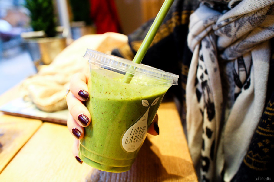  Sinh tố ở cửa hàng Các loại sinh tố bán ngoài hàng thường được cho thêm đường, sữa nguyên kem hoặc kem. Do đó, nếu muốn uống sinh tố, tốt nhất bạn nên tự làm ở nhà, dùng thêm sữa chua Hy Lạp để có đủ protein. Ảnh: StilinBerlin.