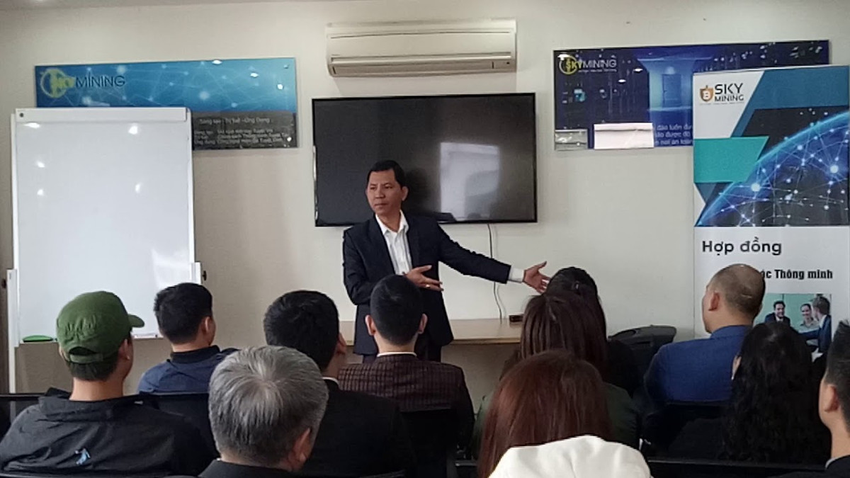 GĐ – Lê Minh Tâm trong một buổi chia sẻ với nhà đầu tư. (Ảnh cắt clip)