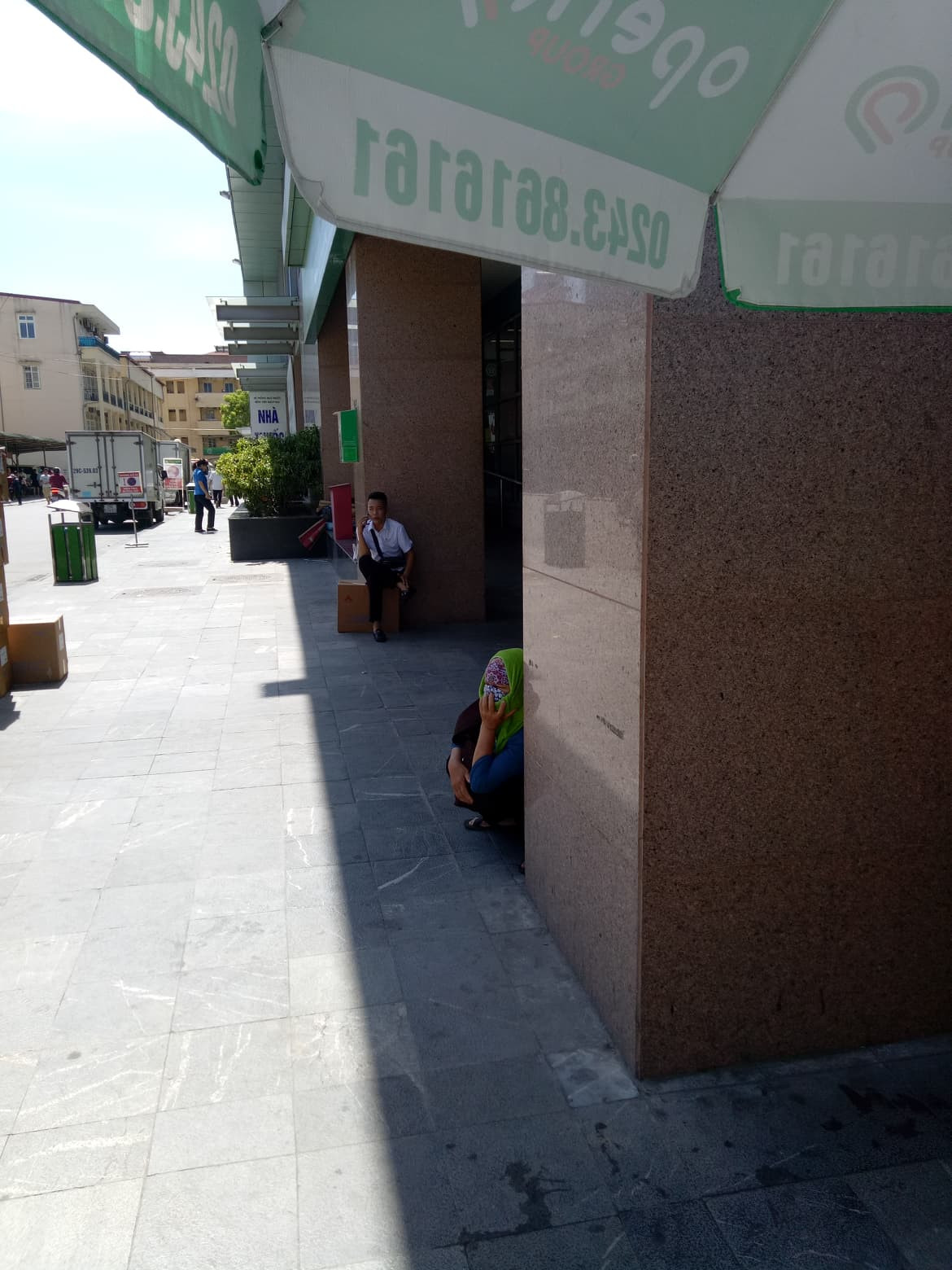 Nhìn cái nắng chói chang, ngoài trời như chảo lửa, bà Loan (quê Phú Thọ) ngao ngán.