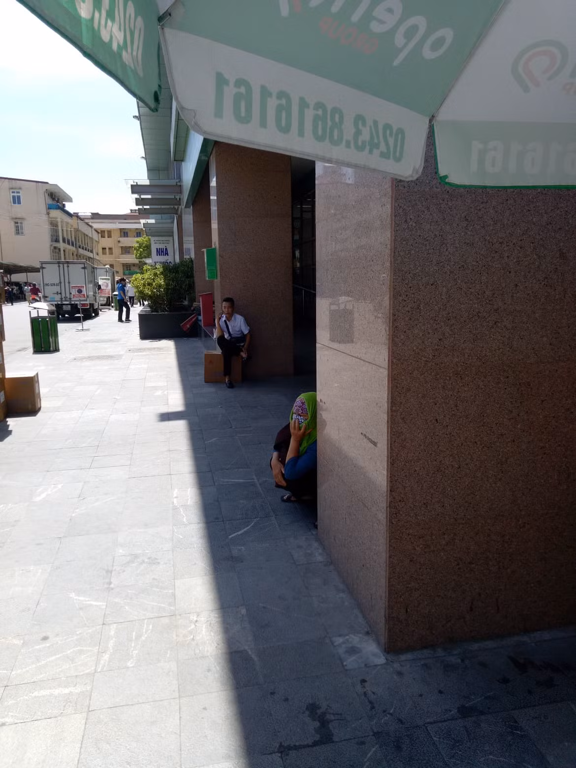 Nhìn cái nắng chói chang, ngoài trời như chảo lửa, bà Loan (quê Phú Thọ) ngao ngán.