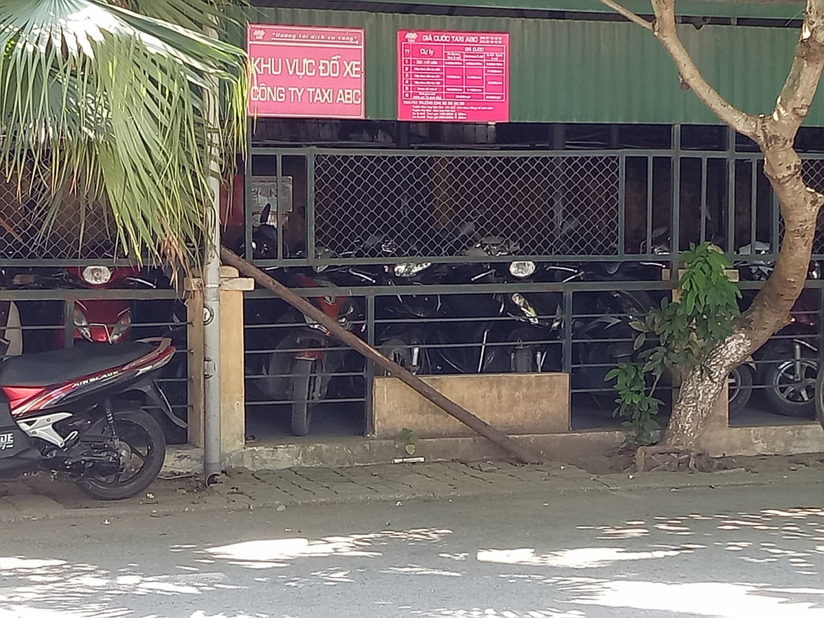 Một bảo vệ của bệnh viện Nhi cho biết, những ngày nắng nóng cao điểm này, dịch vụ taxi rất đắt khách. Thời điểm PV có mặt, ghi nhận không còn chiếc taxi nào trong bến đỗ, bệnh nhân muốn đi taxi về phải gọi từ ngoài vào.