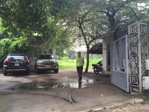 Dư luận đang đặt dấu hỏi về dự án nằm trên vị trí vàng của Thủ đô không hiểu vì sao vẫn nằm im, không được triển khai, trong khi TP Hà Nội đang quyết liệt rà soát, kiểm tra các dự án “găm đất” chậm tiến độ, quyết tâm xử lý những dự án bỏ hoang từ 3 năm trở lên.