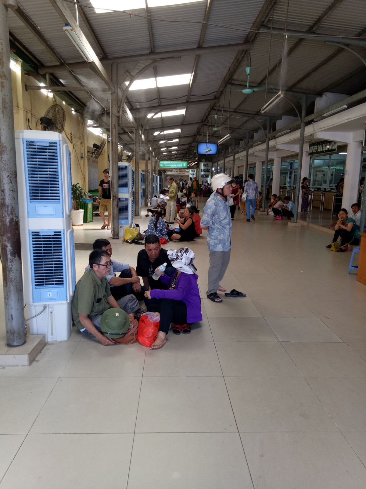 Vã hết cả mồ hôi nên cứ chỗ nào có quạt trần, quạt máy và quạt điện, bệnh nhân và người nhà lại túm tụm hưởng tí gió mát.
