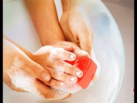 Tăng cường vệ sinh cá nhân, thường xuyên rửa tay với xà phòng đặc biệt trước khi chế biến thức ăn, trước khi ăn, sau khi đi vệ sinh; vệ sinh mũi, họng hàng ngày bằng nước muối để tránh bệnh ngày nóng.