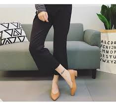 Không đi dép quá cao: Chọn các đôi giày có độ cao 7cm trở xuống.