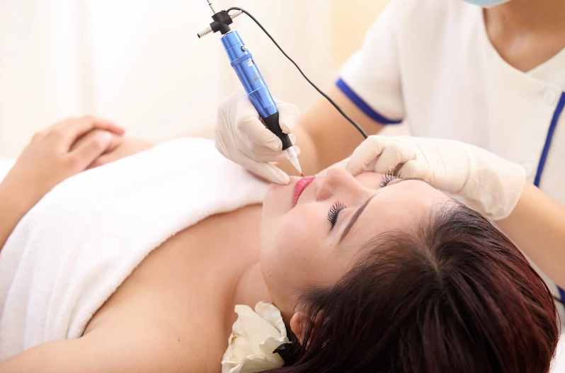 Giat minh nguy co khach thuong bo qua khi phun xam tham my