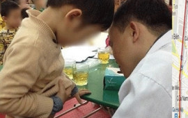 Con số hơn 1.000 bé trai quận Hoàn Kiếm bất thường bộ phận sinh dục khiến phụ huynh hoàng mang. Ảnh minh họa