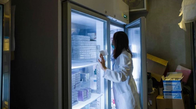 Y tá lấy vaccine từ tủ đông tại một cơ sở y tế ở Hong Kong. Ảnh: AFP.