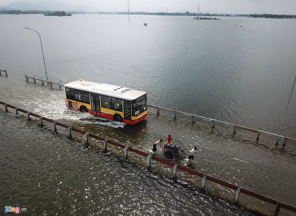 Tuyến xe buýt những ngày trước phải đình trệ, không thể đi qua cung đường này.