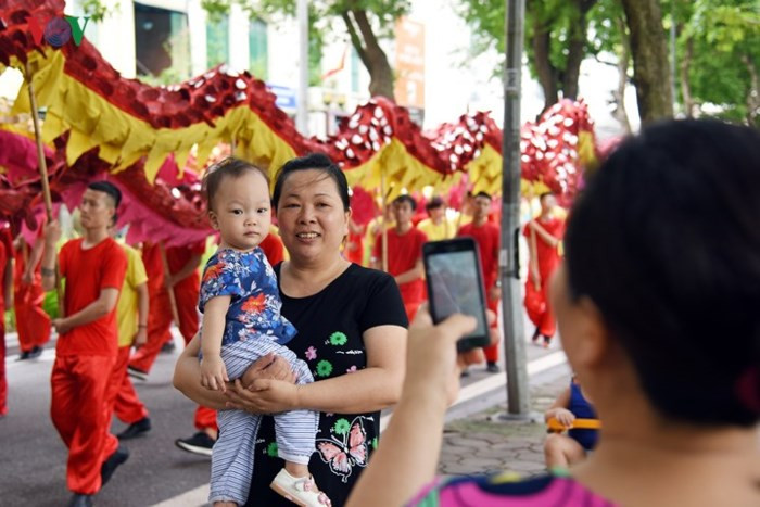 Người dân thích thú với Lễ hội đường phố.