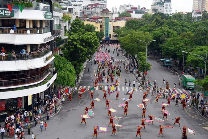Ngay từ sáng sớm, khu vực xung quanh Hồ Gươm đã trở nên rộn ràng bởi màn trống hội đặc sắc.