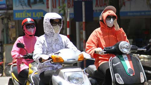 Hạn chế đi ra ngoài đường, ngoài trời nóng khi không thật cần thiết. Nếu bắt buộc phải đi ra đường, ngoài trời nóng thì phải đội mũ, mặc quần áo, đeo kính, khẩu trang… chống nóng.