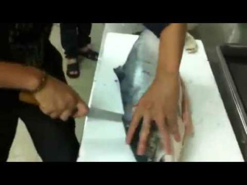 Trước hết, cắt riêng phần phi lê với đầu cá. Sau đó dùng lưỡi dao rạch theo xương sống, từ đầu xuống phía dưới. Ảnh: Youtube.