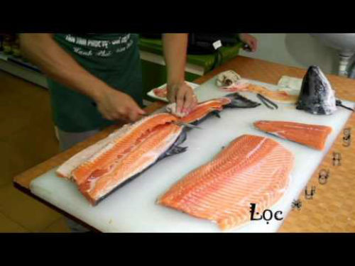 Để mổ cá hồi, cần phải dùng con dao thật sắc vì quá trình mổ cá càng nhanh càng tốt, không làm hỏng cá. Ảnh: Youtube.